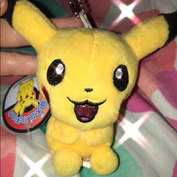 RARE POKÉMON CENTRE PIKACHU PLUSH KEYCHAIN - Picture 1 of 5
